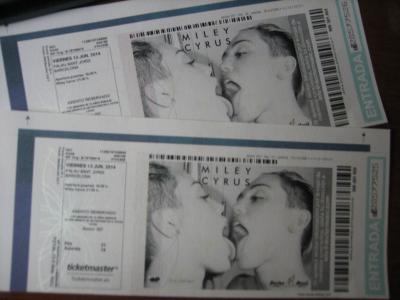 MILEY CYRUS 13-6-14 PALAU SANT JORDY